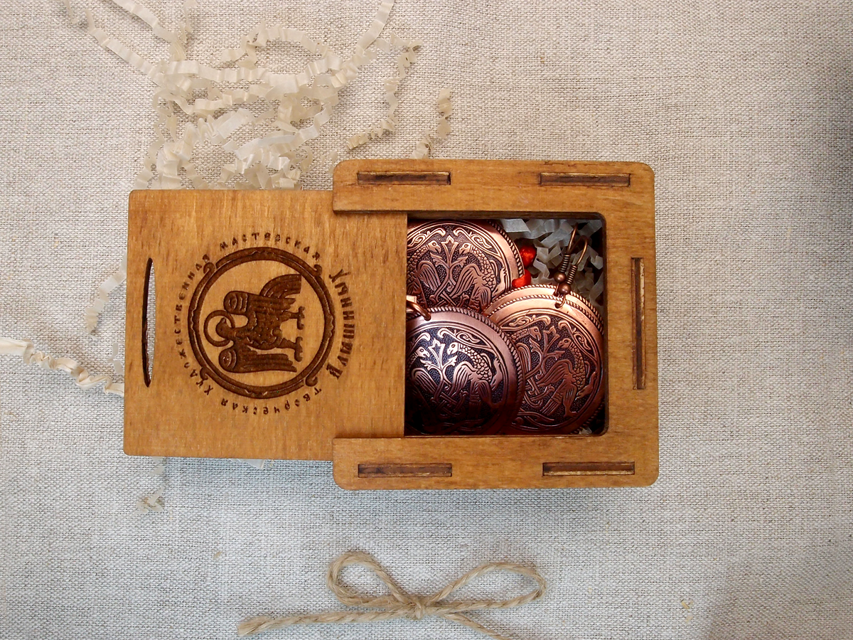 Комплект украшений "Суздальские ястребы" в подарочной упаковке.